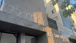 Edifici amb un rètol que diu 'ED. SAN JUDA' i filferro en la façana.