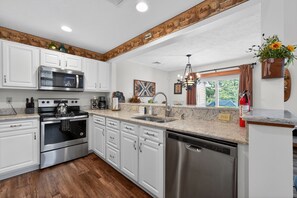 Fridge, microwave, oven, stovetop - Camelback Game House | Skee-Ball & Fireplace (Tannersville)