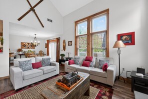 TV, fireplace, ping pong, books - Camelback Game House | Skee-Ball & Fireplace (Tannersville)