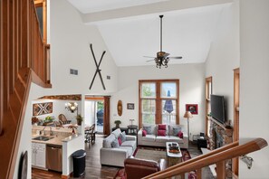 TV, fireplace, ping pong, books - Camelback Game House | Skee-Ball & Fireplace (Tannersville)