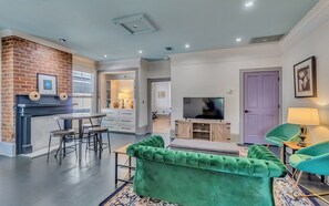 Smart TV - Charming 2-bedroom, 2 bath w/ Porches • Walk to Forsyth Park (Savannah)