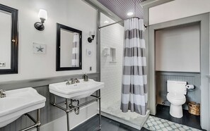Shower, hair dryer, towels, soap - Charming 2-bedroom, 2 bath w/ Porches • Walk to Forsyth Park (Savannah)