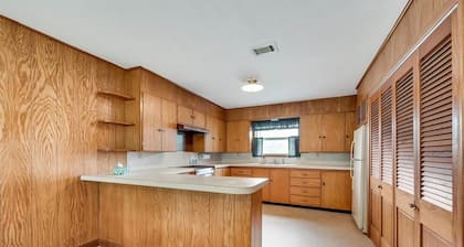 1 mile stadium, AC 2-bedroom 1 bath, with breakfast car available