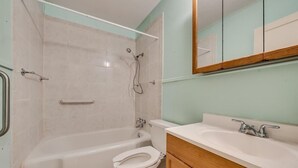 Une salle de bain avec une baignoire, des toilettes et un lavabo.