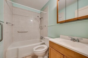 Secadora de cabello, toallas, jabón, papel de baño