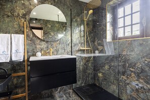 Shower, hair dryer, towels - The Ocean Light House by Clama Retreats (Colares)