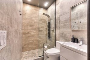 Bathroom - Stylish 5BR in Plateau Sleeps 10 (Montreal)