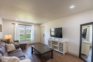 Smart TV, fireplace, books - Comfortable Cozy White Brick Stay • New by MTSU & DownTown Square Murfreesboro (Murfreesboro)