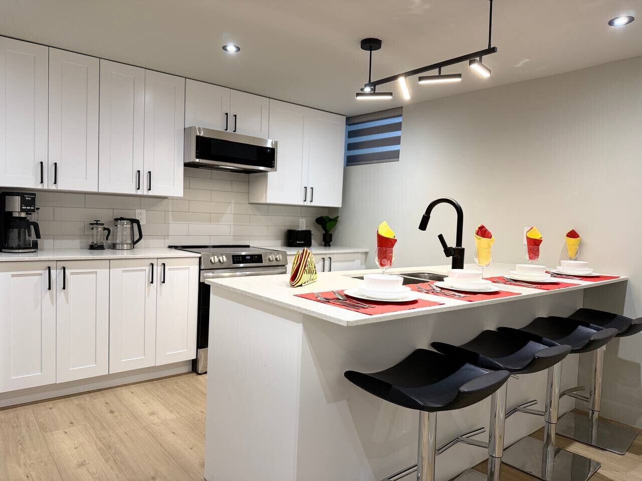 Geladeira, micro-ondas, fogão, cooktop