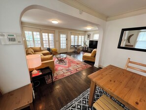 Living area - Welcoming 4-bedroom house with AC in Kansas City (Kansas City)