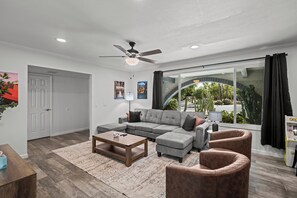 Smart TV, table football, ping pong, books - Wild West Hideout - Private Pool - Poker Saloon - Game Room - Spacious (Tempe)