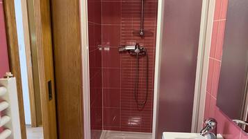 Double Room, Balcony, Courtyard View | Bathroom
