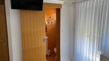 Twin Room, Balcony, Courtyard View | Bathroom