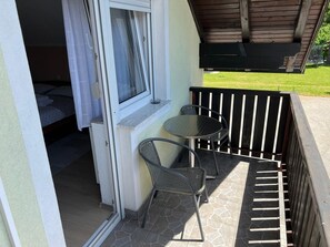Kamar Double, balkon, pemandangan halaman | Tempat makan outdoor