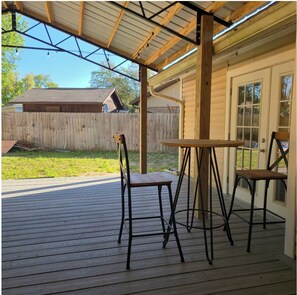 Outdoor dining - Spacious Cul-de-Sac Retreat w/ 2 Master Suites (Fort Walton Beach)