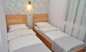 Chambre économique avec lits jumeaux, vue sur le jardin | Accès au Wi-Fi (inclus)