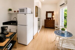 Private kitchen - Quiet Studio Retreat attached to big House (Miami)