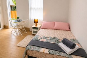Room - Quiet Studio Retreat attached to big House (Miami)