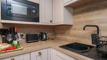 Dishwasher, cookware/dishes/utensils