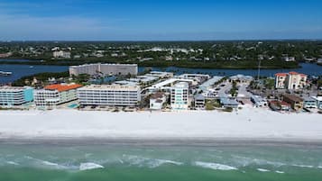 Condo, 1 grand lit et 1 canapé-lit (Barefoot Beach Resort A105) | Plage
