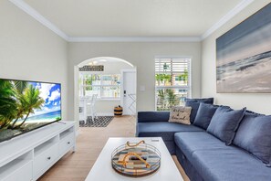 Condo, 1 cama Queen size y sofá cama (Barefoot Beach Resort A105) | Área de sala de estar