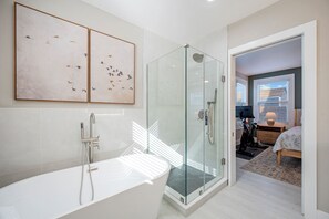 Shower, hair dryer, towels, soap - 4 Bedrooms 3 Baths Historic Luxury Retreat in Downtown (Lakeland)