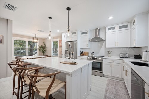 4 Bedrooms 3 Baths Historic Luxury Retreat in Downtown