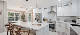 4 Bedrooms 3 Baths Historic Luxury Retreat in Downtown