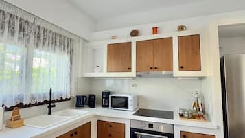 Superior Studio, Mountain View | Private kitchen | Espresso maker, coffee/tea maker, electric kettle, toaster