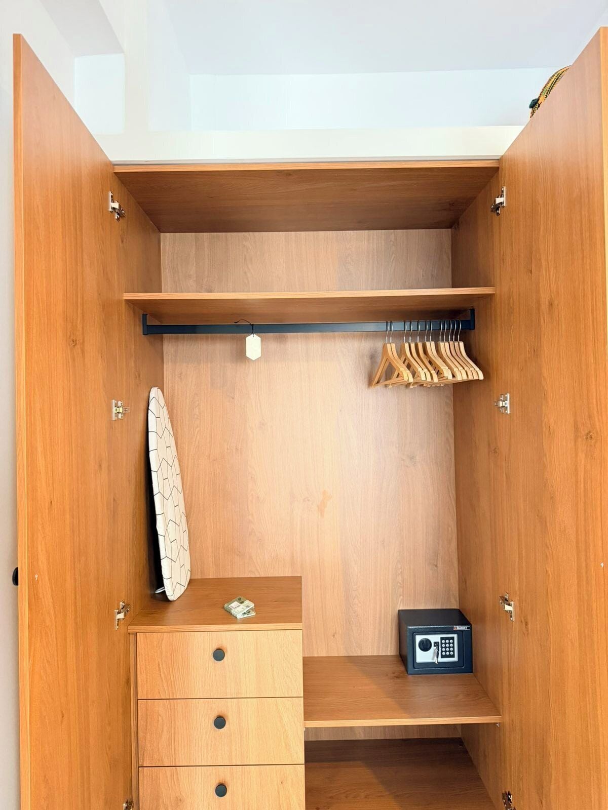 Estudio superior, vista a la montaña | Caja de seguridad en la habitación, escritorio y cortinas blackout 