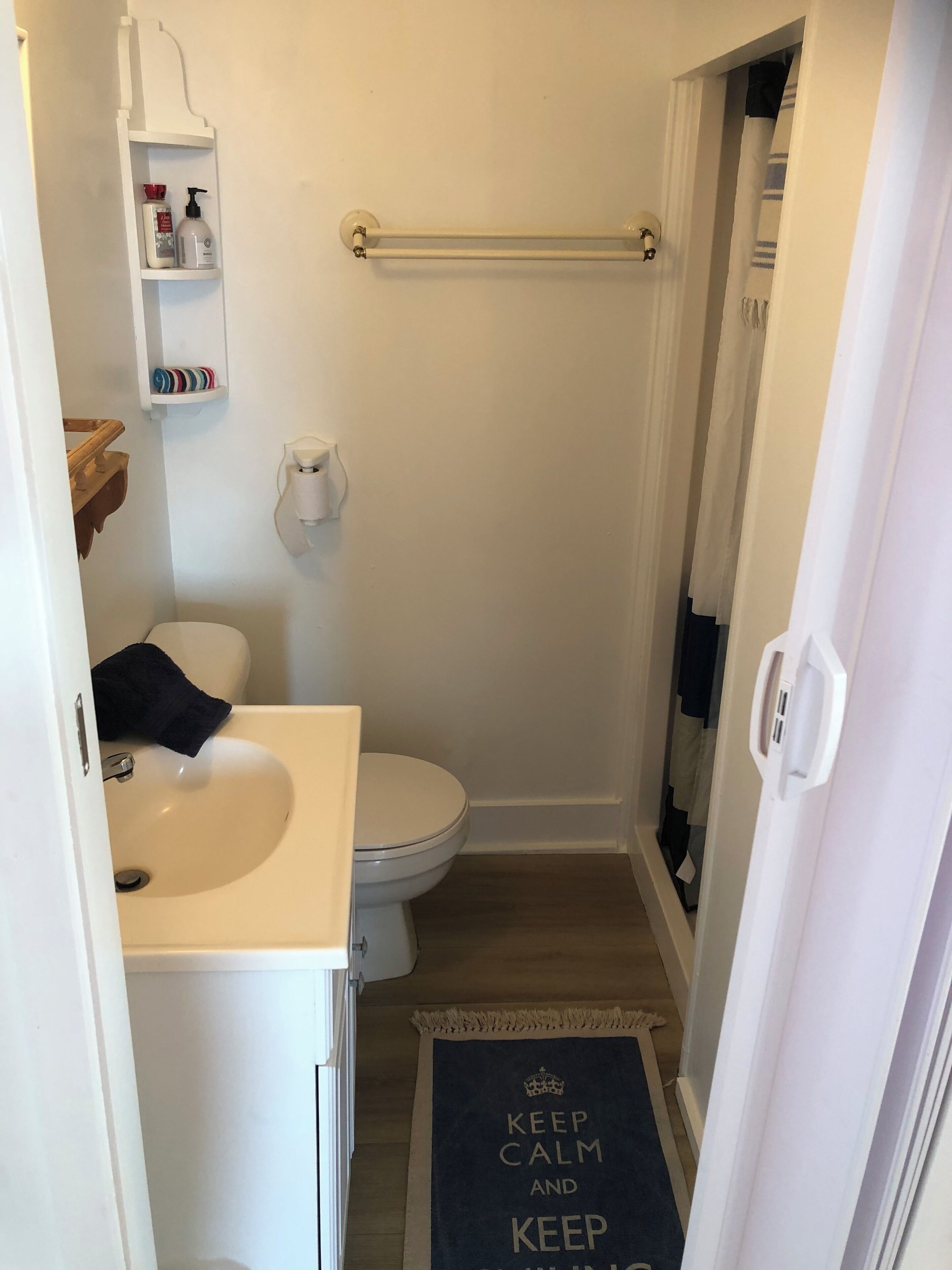 Douche, serviettes fournies, savon, papier de toilette
