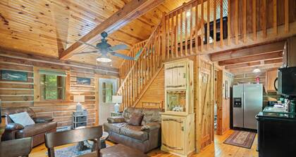 Great Location 4 minutes from Patoka Lake Entrance with Hot Tub!