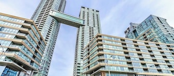 Cozy Downtown 1BR | Walk to CN Tower, Ripleys Aquarium, FIFA, KingWest Nightlife