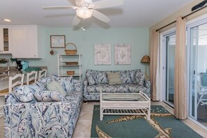 TV, DVD player, books - Cozy beachfront 1-bedroom renovated condo in beautiful Ocean City with AC (Ocean City)
