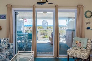 TV, DVD player, books - Cozy beachfront 1-bedroom renovated condo in beautiful Ocean City with AC (Ocean City)