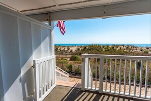 Property grounds - Cozy beachfront 1-bedroom renovated condo in beautiful Ocean City with AC (Ocean City)