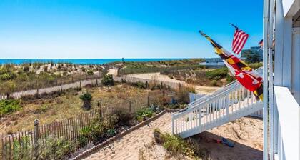 Cozy beachfront 1-bedroom renovated condo in beautiful Ocean City with AC