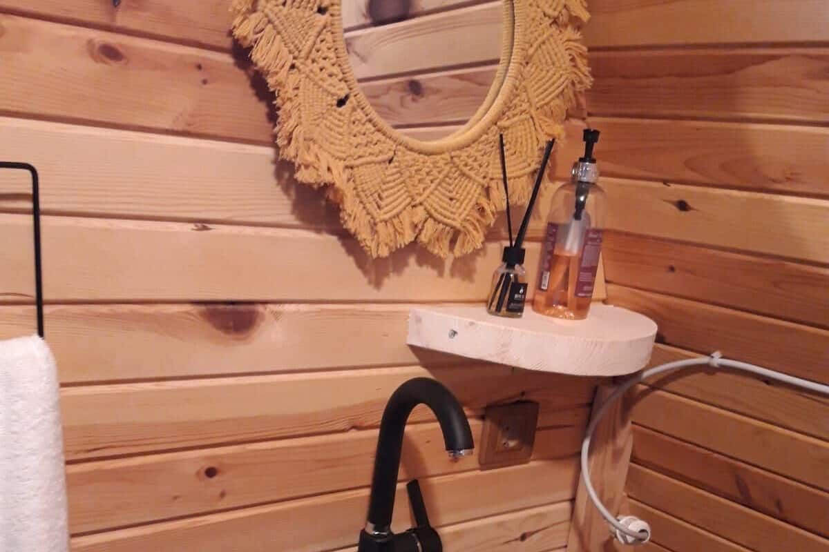 Deluxe Bungalow | Bathroom | Hair dryer, towels, soap, shampoo