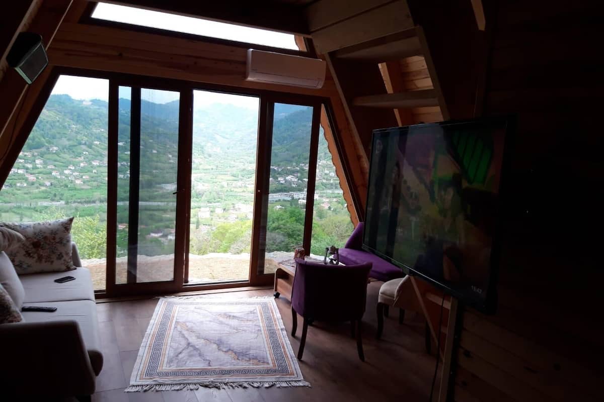 Basic Bungalow, Mountain View | Living area