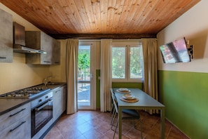 Coffee/tea maker, fridge, stovetop, cookware/dishes/utensils - L'Agrumeto domos - Four Bedroom Apartment, Sleeps 8 (Teulada)