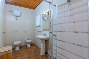 Dusche, Haartrockner, Bidet, Handtücher