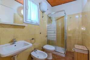 Shower, bidet, towels