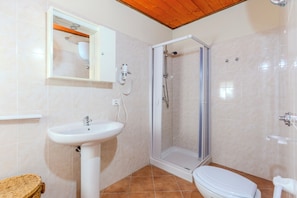 Douche, bidet, serviettes fournies