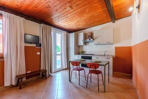 Coffee/tea maker, fridge, stovetop, cookware/dishes/utensils - L'Agrumeto-Casa Mandarino.Porto Tramatzu beach (Teulada)
