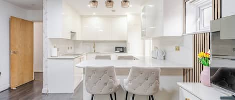 Micro-ondas, cooktop, lava-louças, torradeira