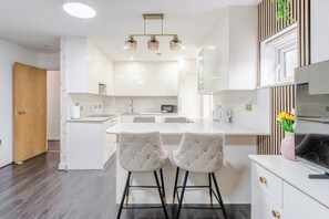 Microwave, stovetop, dishwasher, toaster - Spacious 2 Bed Contractor & Family Apartment (Greater London)