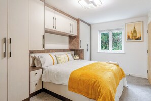 Internet, bed sheets - Spacious 2 Bed Contractor & Family Apartment (Greater London)