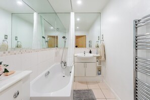 Bathroom - Spacious 2 Bed Contractor & Family Apartment (Greater London)
