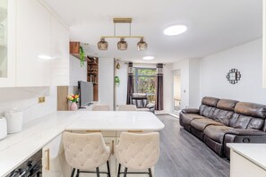 Interior - Spacious 2 Bed Contractor & Family Apartment (Greater London)