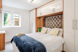 Internet, bed sheets - Spacious 2 Bed Contractor & Family Apartment (Greater London)